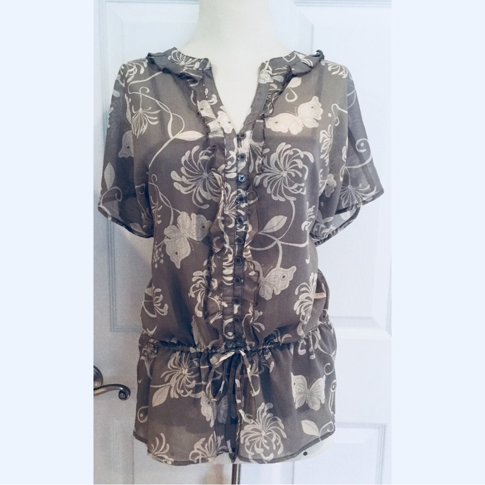 NWT Old Navy Women Medium M Floral Ruffle Button up Blouse Gray